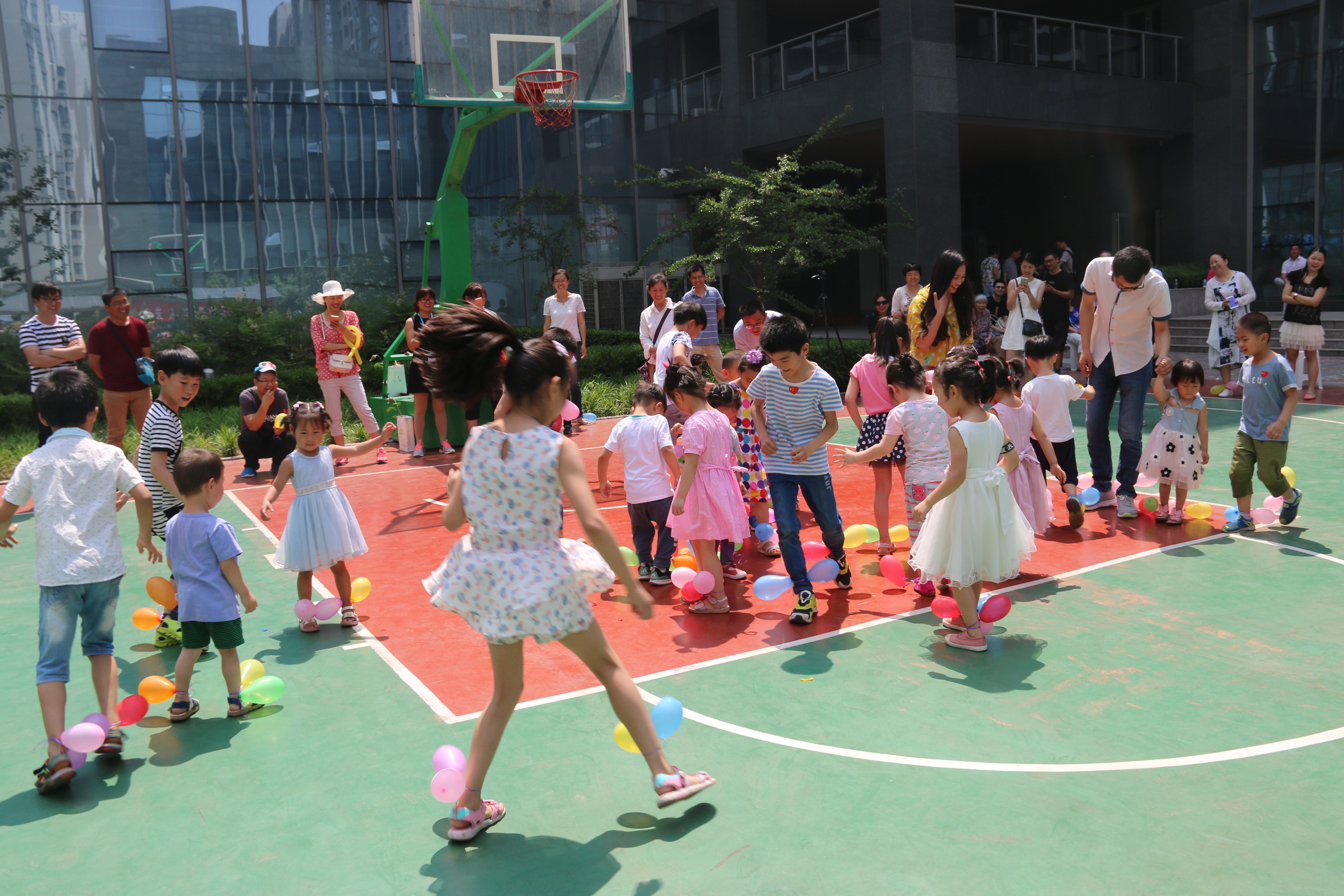 5、孩子們的歡笑感染全場(chǎng).JPG