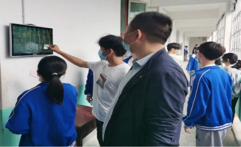 精彩紛呈！聞一多中學智慧校園多場景應用引圍觀！(圖3)